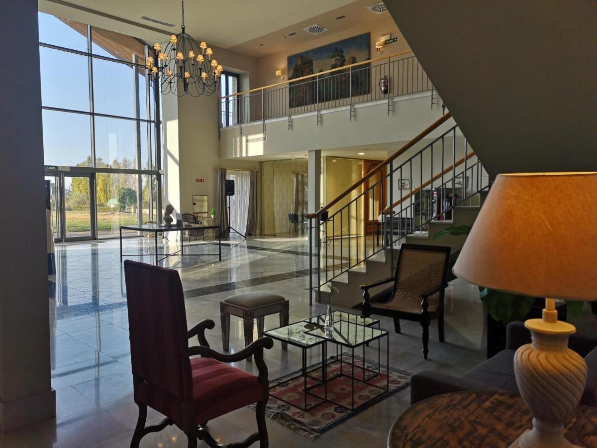 Hotel Villa Marcilla Екстериор снимка