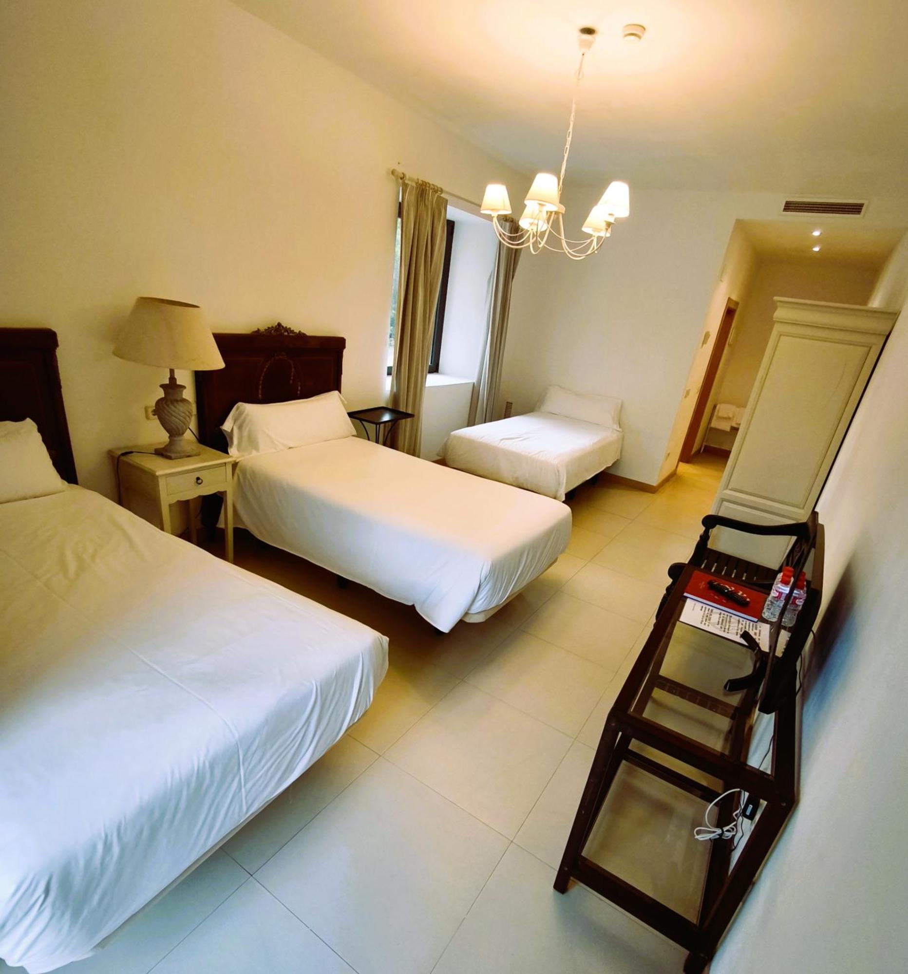 Hotel Villa Marcilla Екстериор снимка