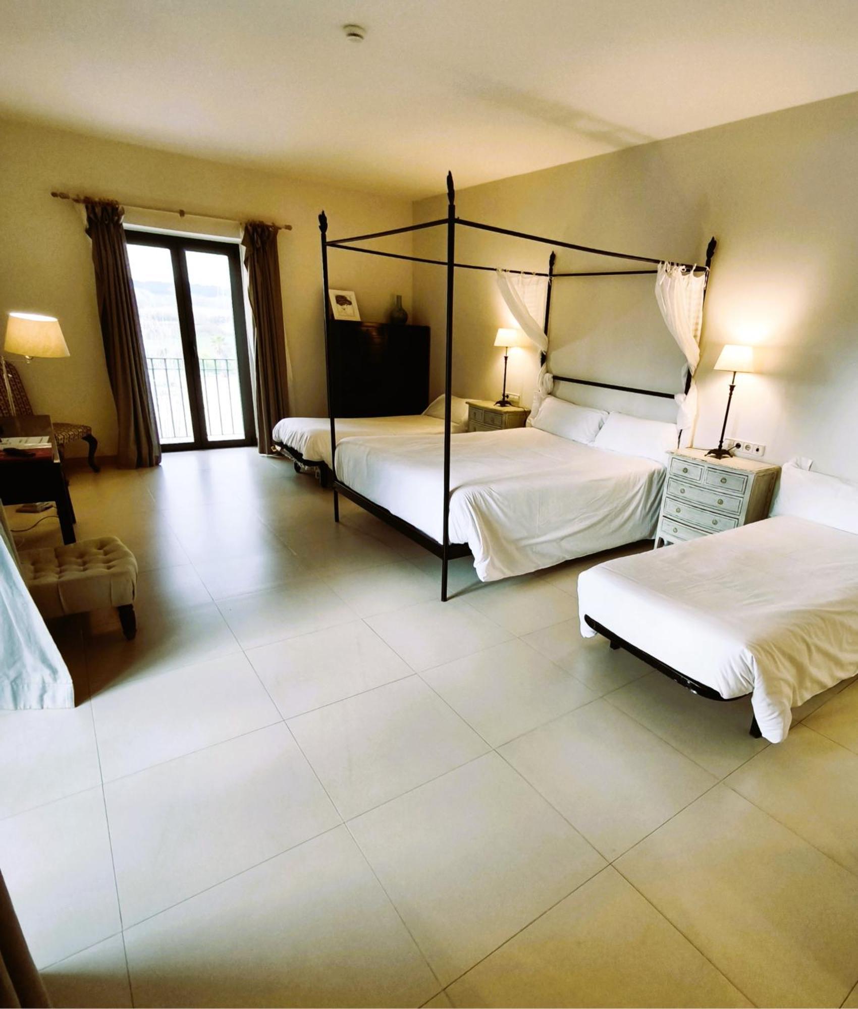 Hotel Villa Marcilla Екстериор снимка