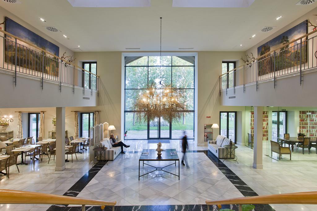 Hotel Villa Marcilla Екстериор снимка