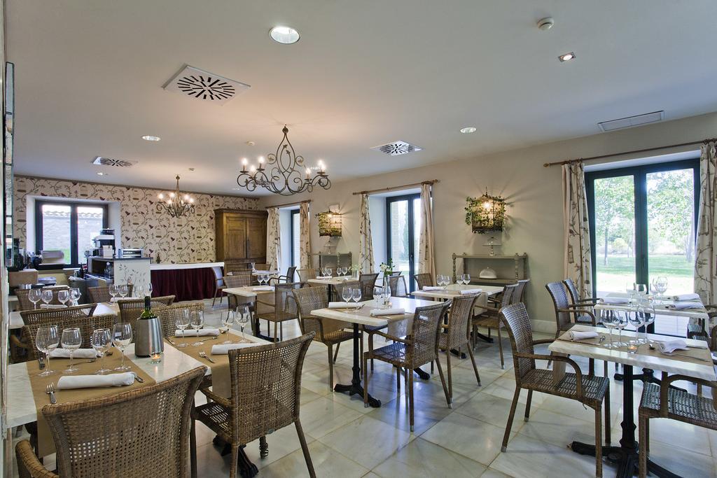 Hotel Villa Marcilla Екстериор снимка
