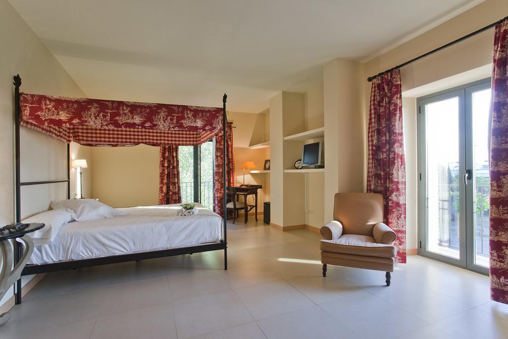 Hotel Villa Marcilla Екстериор снимка