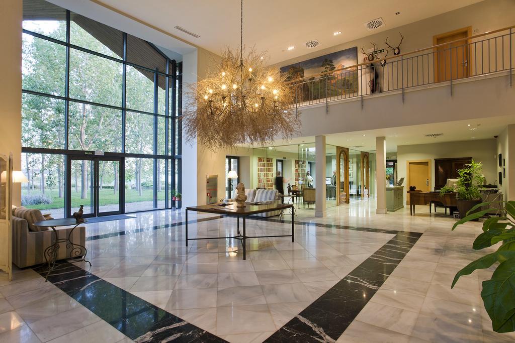 Hotel Villa Marcilla Екстериор снимка