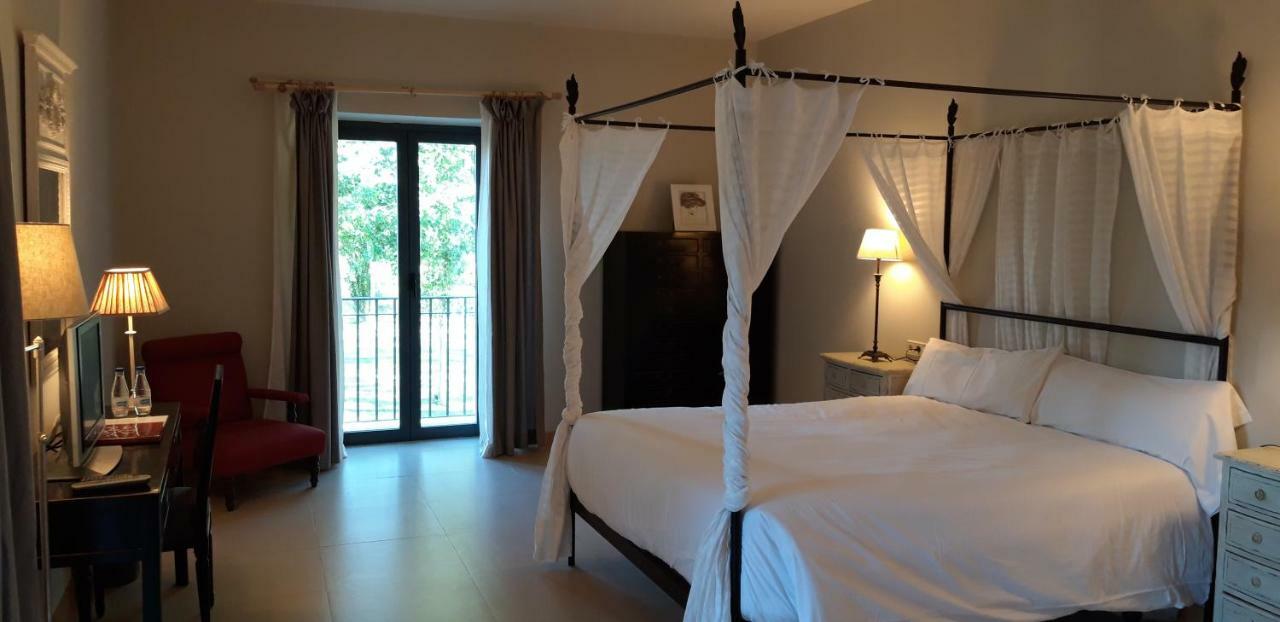 Hotel Villa Marcilla Екстериор снимка