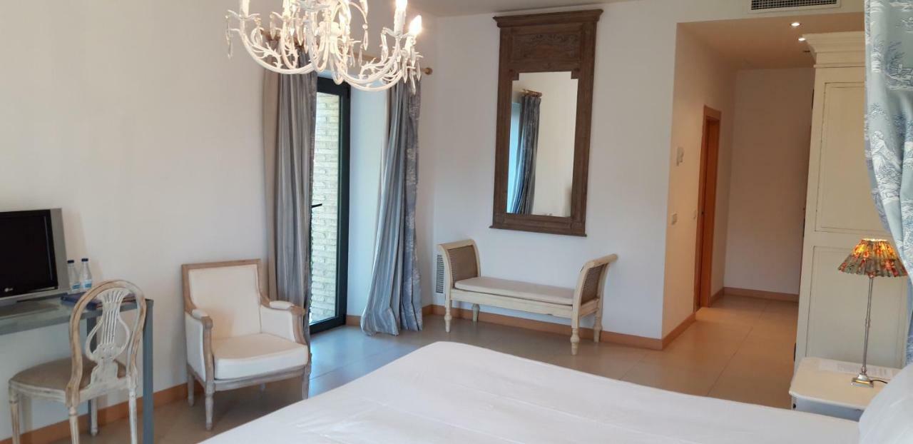 Hotel Villa Marcilla Екстериор снимка