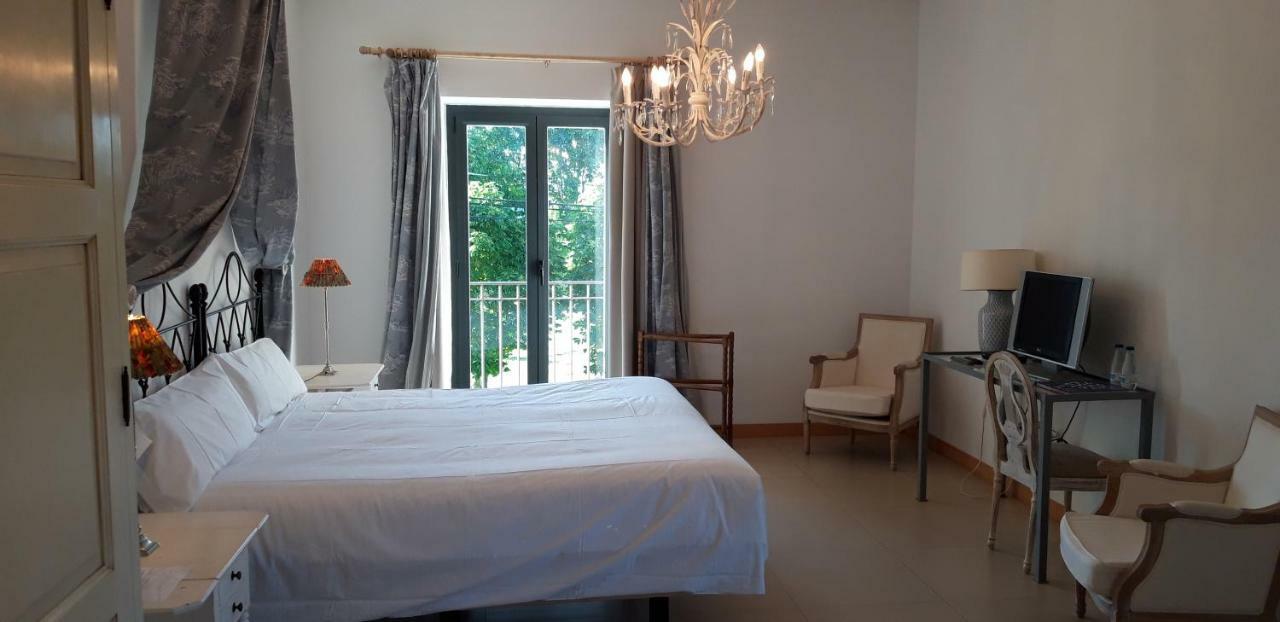 Hotel Villa Marcilla Екстериор снимка