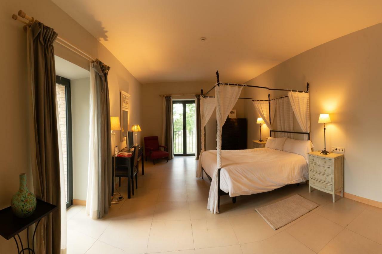 Hotel Villa Marcilla Екстериор снимка