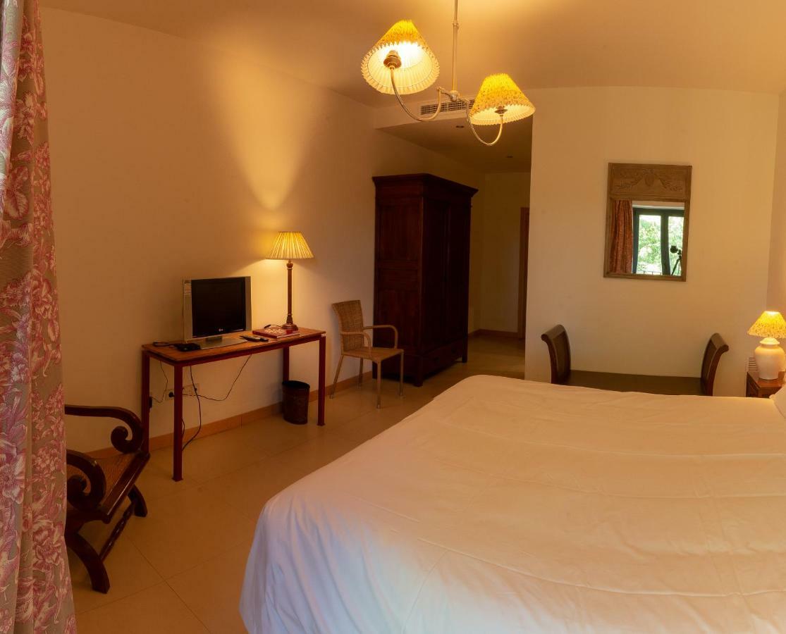 Hotel Villa Marcilla Екстериор снимка